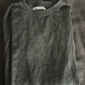 Zara sweatshirt - Säljer denna snygga zara sweatshirt . Ej använd. Passar även M