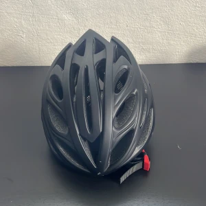 En cykelhjälm som inte används  - Bra hjälm aldrig används  