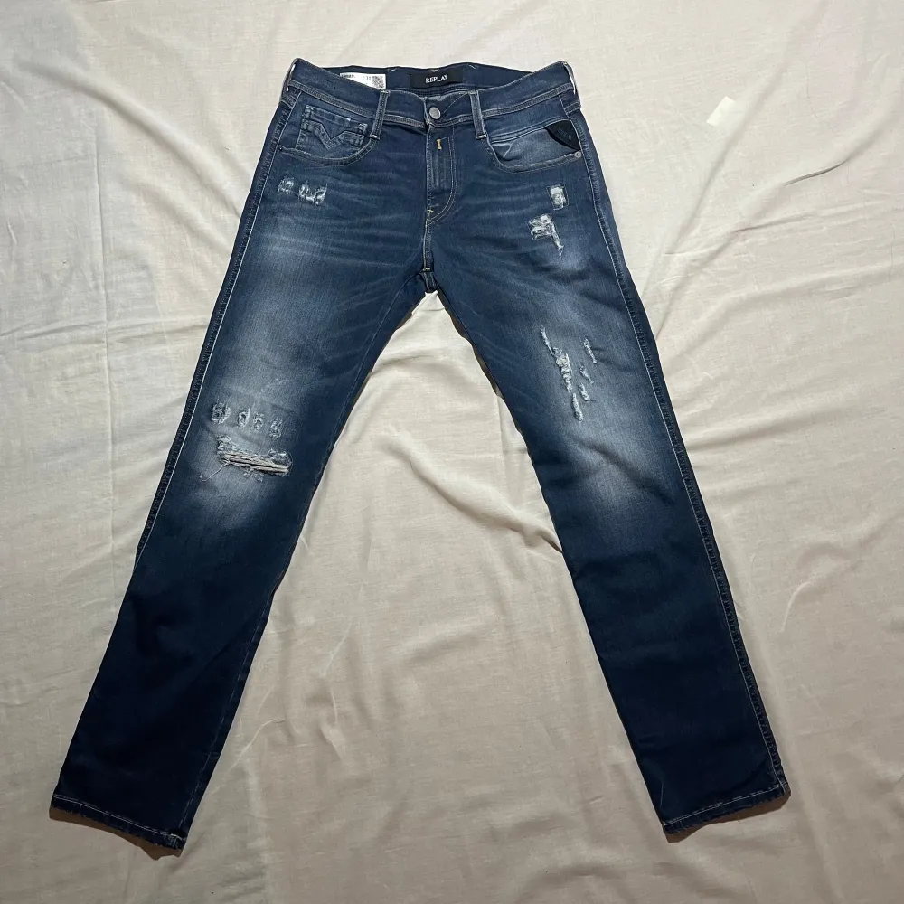 Slitna jeans slim fit från Replay i modellen anbass, storlek 30/30, i fint skick. Pris 749kr, skriv vid fundering eller fråga👀. Jeans & Byxor.