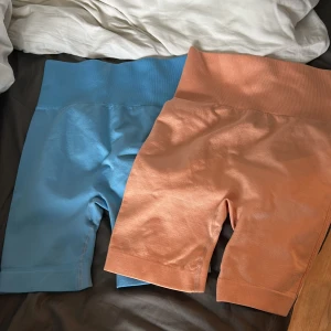 Tränings shorts - Aldrig använda, köpta i Spanien. Passar xs-s.  100 kr för båda  