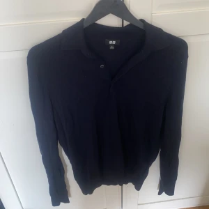 Polotröja - Säljer denna polotröja från uniqlo. Den är i bra skick inga hål eller liknande. Vid önskan av fler bilder är det bara att skriva!