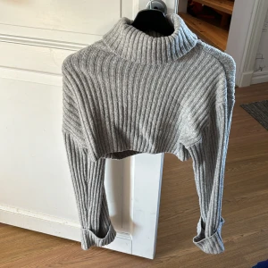 Kort stickad tröja - Kort stickad tröja från Gina Tricot