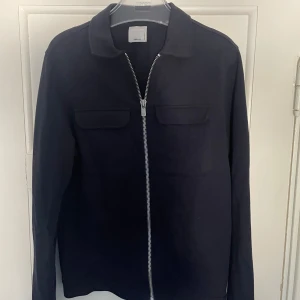 Overshirt - Säljer en marinblå overshirt från Jack & Jones i storlek S. Riktigt fint skick och köpt för 699:- från deras egna hemsida.