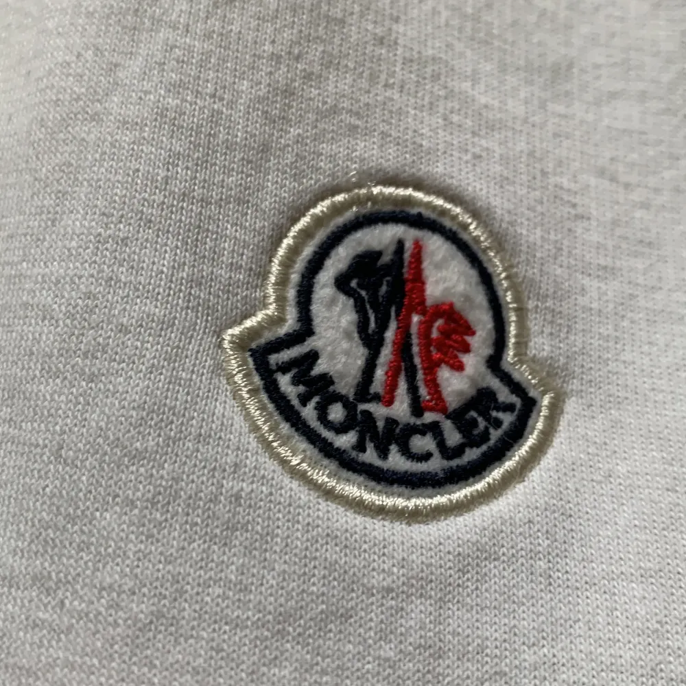 Moncler hoddie. Använd några gånger men bra skick. Storlek s. Hoodies.