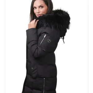 ROCKANDBLUE kendall vinterjacka - Superfin svart vinterjacka! Hel svart jacka med svart päls och silver detaljer. Mycket bra skick, använd en vinter. Storlek 42 men är som en 40. Passar M. Inköpt för 5 799 kr.