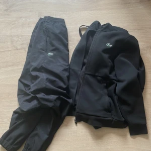 Lacoste tracksuit  - Svart bra skick