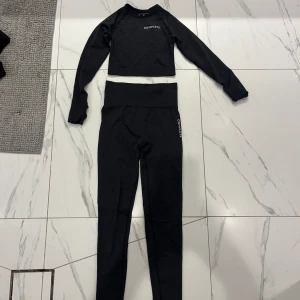 complete gymsett - Ett fint gym sett från complete, använt ca 1 gång så alltså i väldigt bra skick. Materialet är väldigt skönt! 💕💕 