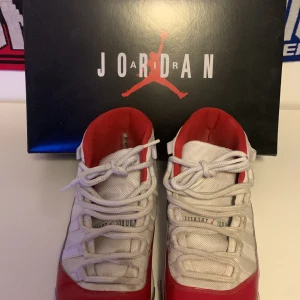 Jordan 11 red cherry - Jordan 11 red Cherry i 10/10 skick. Pris: 799 men det går att diskuteras. Nypris 3300.  Låda medföljer.