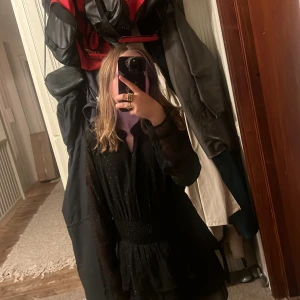 En fin nyårs klänning 💕 - I bra skick säljer detta för ja rensa min garderob 💕