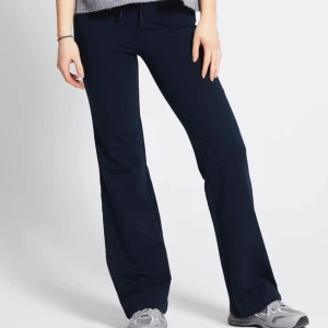 Lågmidjade mjukisbyxor - Mörkblå lågmidjade mjukisbyxor i modellen ”Ebba” från Lager 157. Innerbenslängd= 82cm. Hör av er vid frågor osv🌺