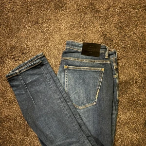 Neuw Stockholm Jeans - Säljer dessa nästan helt oanvända jeans som köptes för 1000 på rea. Skick 10/10 och sitter slim fit, bild med dom på finns så kom privat! Kom med förslag på pris, ej hugget i sten!
