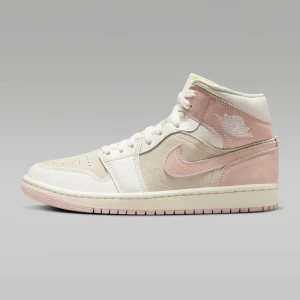 Air Jordans 1 Mid - Färg: coconut milk/sail/legend pink. Använd 1 gång, var för småa för mig.