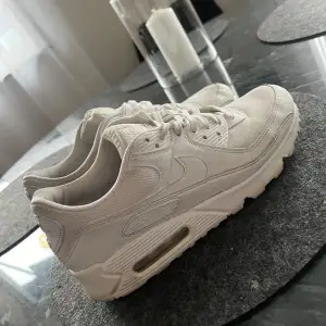 Säljer ett par Nike airmax 90 i storlek 43 som är i väldigt bra skick använda typ 5 gånger säljer för att de inte riktigt passar mig! Vita i bättre skick hittar ni inte begagnat! Unisex Hör av dig vid frågor