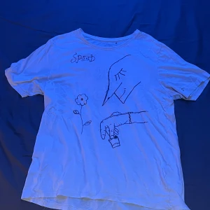 Egen design/manisk🤪 - Säljer min vackra egengjorda t-shirt jag gjorde när jag va manic🤪🫨  (Skicka bud!!)💸💸❄️