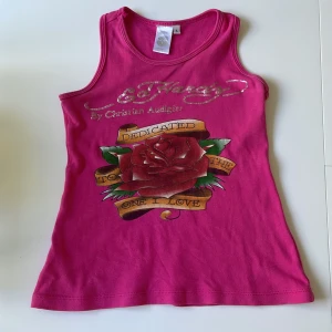 Ed Hardy Linne - Är med stor sorg jag säljer mitt äkta Ed Hardy-linne. Säljer då den tyvärr är lite för liten för mig. Är storlek S men skulle snarare säga att det är XS. Linnet är köpt på Plick men är i relativt fint skick. Skriv gärna vid frågor!🩷🩷