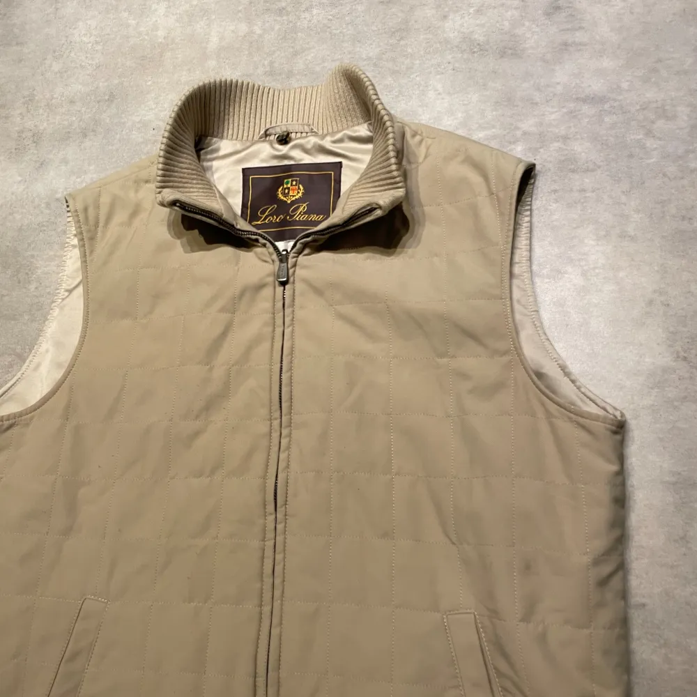 Loro Piana storm system väst. Bra skick, lite general wear , dragkedjan lite slapp. finns en lagning av skräddare som smälter in vid använding. Storlek L fits Medium. Retail = 26000kr. Vid frågor är det bara att höra av sig ! Mvh ! . Jackor.