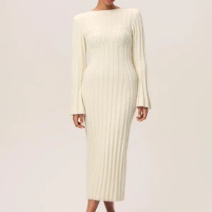 Adoore Klänning - Stickad klänninge från Adoore🌹 superhärligt tjockstickat material med snirkligt mönster över bysten! Använd men i gott skick! Köpte denna i lite större stolek för en lösare fit vilket jag älskat! 