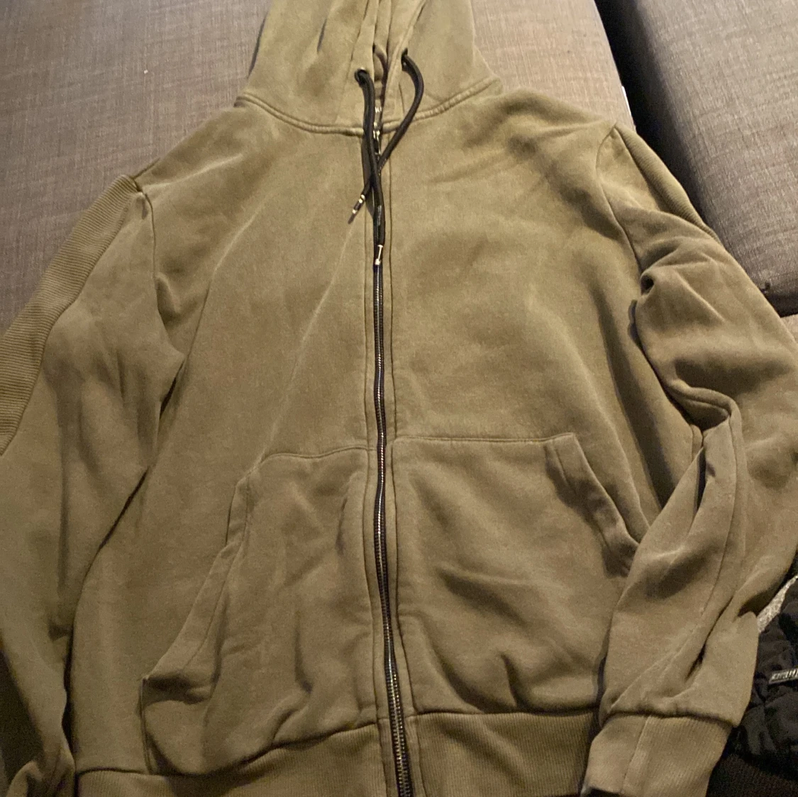 Olivgrön hoodie med dragkedja