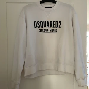 Dsquared 2 sweatshirt - Tjena,säljer nu min dsquared 2 tröja då det inte riktigt är min stil,den är väldigt sparsamt använd så skicket är därav väldigt bra.