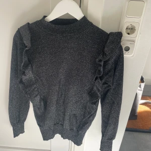 Festtopp raglady  - Säljer en svin snygg topp! Lite svartglittrig