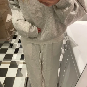 Linnebyxor  - En par jättefina linnebyxor som är lowaist  Och jätte sköna byxor är lite korta för mig så ah tyvärr 