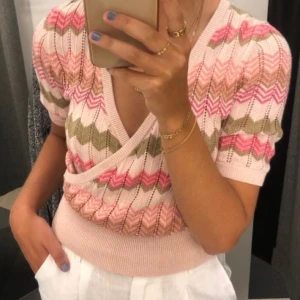 Topp - Super söt och fin rosa topp med glitter från Lindex. Storlek M men passar mig som vanligtvis har S 💕 skriv vid frågor 