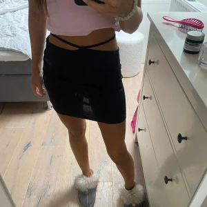 Kort kjol  - Så fin kjol med knytdetalj, aldrig använd