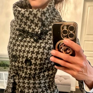 Jacka/kort kappa - Svart och grå kort jacka/kappaktig. Passande under hösten. Kragen kan bäras på olika sätt (se bilder)