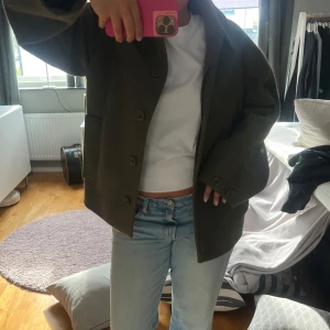 Jacka COS - Olivgrön jacka från COS, från 2023 kollektion. Storlek xs(stor i storlek), nypris 1750kr