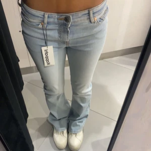 Jeans - Slutsålda low waist flare jeans från kappahl, aldrig kommit till användning, storlek 36 men passar även mig som bär 32/34