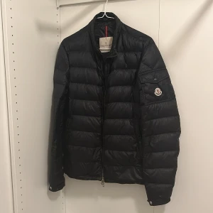 Svart dunjacka från Moncler - Riktigt fet marinblå moncler lambot jacka i fint skick. Självklart äkta, dm för fler funderingar 🙌