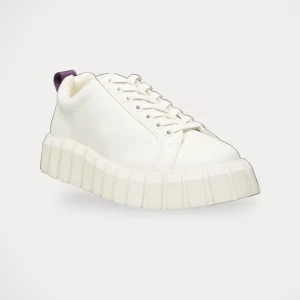 Eytys odessa - Sneakers från Eytys, modell Odessa.  Storlek: 38 Material: Gummi Nypris: 1500 SEK Anmärkning: Fläck.