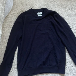 Ull tröja  - Ull tröja. Nypris: ca 500-700 .  Skriv för frågor!😇 TRYCK INTE KÖP NU SKRIV FÖRST TILL MIG! Det är många som är intresserade!!! , den skulla passa nån som är under 180.