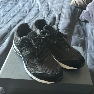 New Balance 2002 - New Balance 2002, strl 42. Svart. Endast testade på. Nypris 1750kr