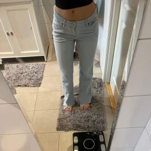 Mid waist ljusblåa bootcut jeans från HM. Helt oanvända då jag köpte fel storlek 