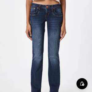 Dessa fina ltb valerie jeans kommer tyvärr inte till användning längre. De är i nyskick förutom att de fått ett lite hål på knät, men det syns inte när man har på dem. Nypris 1139 kr från about you❤️Kontakta mig vid frågor!