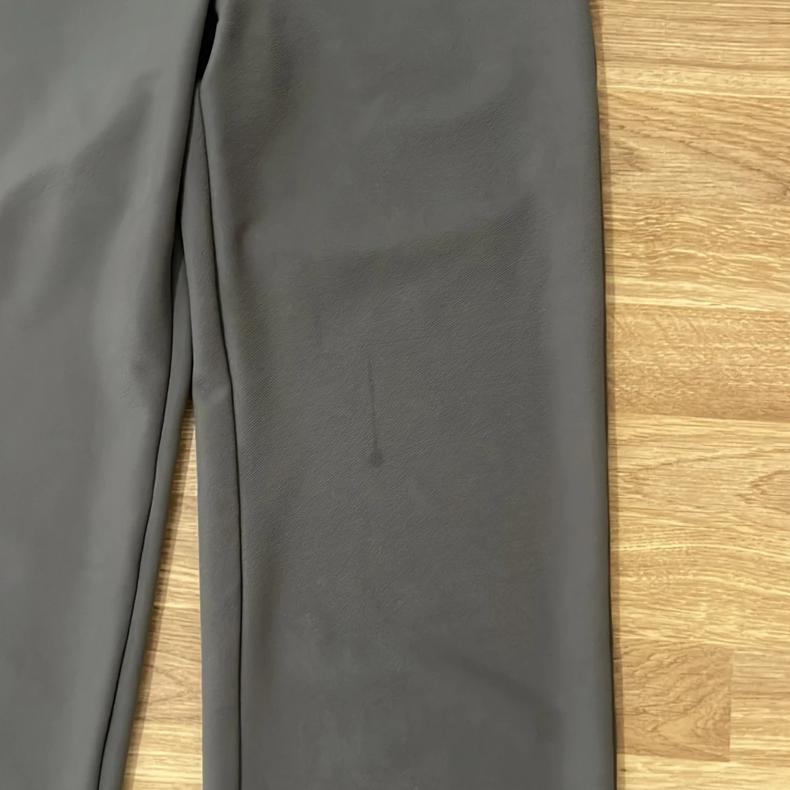 Mörkgråa kostymbyxor  - 90