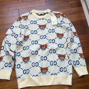 Gucci tröja  - Väldigt sällsynt Gucci  storlek L men funkar perfekt på M aldrig använd 