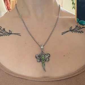 Halsband - Fint halsband med trollslända! Kan även skickas med frimärke 18 kr. Säljer massor av smycken, samfraktar gärna