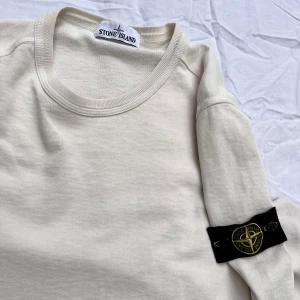 Stone Island sweatshirt beige  - Använd och väl omhändertagen. Sweatshirt från Stone Island. Det italienska varumärket designar innovativa plagg i en stil som kombinerar gamla militärplagg med slitstarka arbets- och sportkläder.                                    Butikpris: 2 499kr