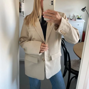 Kavaj - Beige kavaj från na-kd i storlek 32, jättebra skick🤍