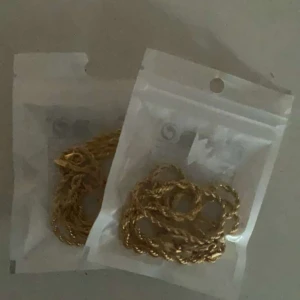 Guldpläterade vridna halsband - Säljer två snygga guldpläterade halsband med en vriden design. Perfekta för att ge en elegant touch till vilken outfit som helst. Halsbanden är nya och kommer i sina originalförpackningar. Kan köpas seperat också