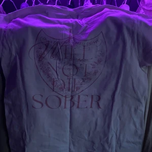 T-shirt - Mycket snygg domperigon T-shirt, knappast använd. Prutning vid snabb affär.