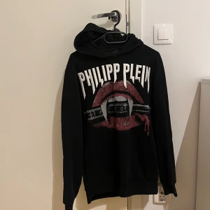 Philipp Plein Hoodie  - Philipp Plein hoodie. Är i perfekt skick. Använd fåtal gånger. Köptes från Johnells för 6400 kr efter rabatt (ord pris 7999kr). Nypris: 8600 på Philipp Plein hemsidan. Kvittot finns. Inte används på länge. Storlek M  Först till kvarn! 