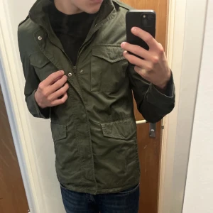 Herno jacka  - Herno ser ofta till militära uniformer när han designar sina utilitaristiska pjäser. Inspirerad av traditionella fältjackor, är den här "Tigri"-stilen skuren av lätt, vattenavvisande bomull-gabardin och har massor av klassiska detaljer,