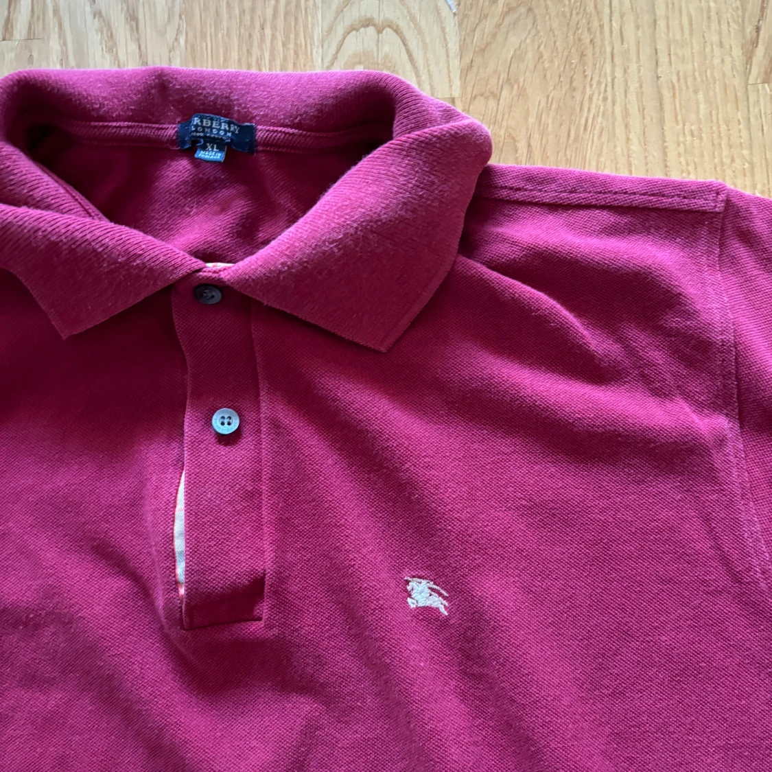 Vinröd pikétröja från Burberry - 90