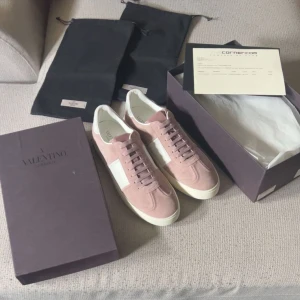 Valentino Flycrews - Tjena! Jag säljer nu mina sköna Flycrews som är storlek 46EU. De är i bra skick och har endast blivit använda i 2 månader. Allt OG följer med, skolåda, kvitto och dustbag. Köpta för $625. Inga spikar saknas. Skicket är 9.5/10