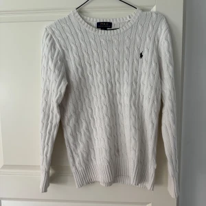 Polo Ralph lauren stickad tröja  - Säljer polo Ralph lauren stickad tröja. Storleken är liten i sig. Super snygg tröja nu till hösten o vintern. Vid frågor och funderingar slå en notis😁🙌