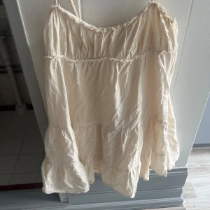 Zara klänning - Jättefin cremevit zara klänning. Storlek M men sitter som S. Endas använd 2 gånger.