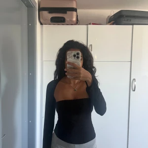 Soft touch top - Topp från Gina tricot från deras soft touch kollektion. Endast använd 2 ggr. Jätte litet hål längst ner på tröjan som inte syns och kan lätt sys upp.